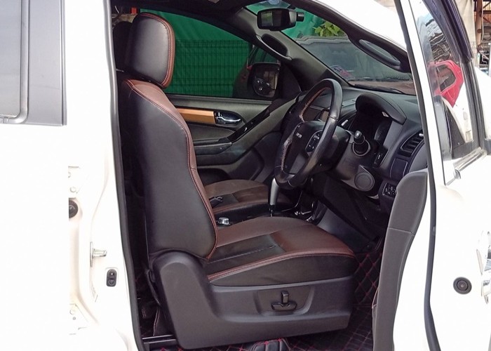 Used 10
                    ISUZU
                     for Sale Image